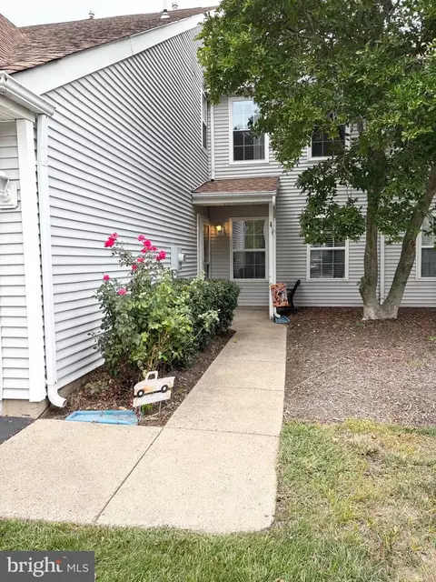 28 Magnolia Ct, Bordentown, NJ 08505