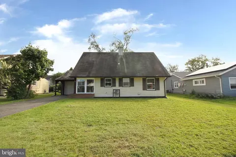 16 Bloomfield Ln, Willingboro, NJ 08046