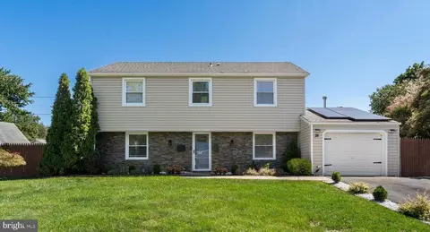28 Millstone Ln, Willingboro, NJ 08046