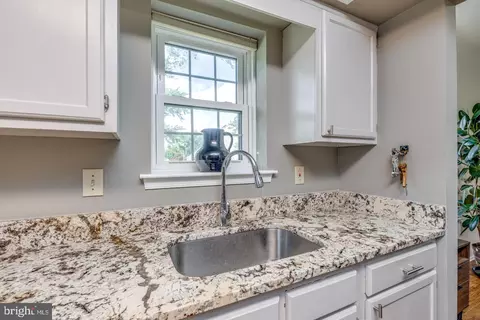 Kitchen - 40 E Oleander Dr, Mount Laurel, NJ 08054 photo 3 of 4