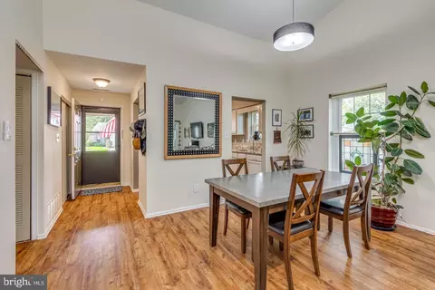 Entry Way - 40 E Oleander Dr, Mount Laurel, NJ 08054 photo 2 of 3