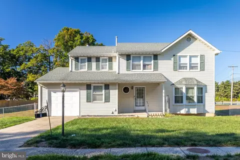 8 Framingham Rd, Edgewater Park, NJ 08010