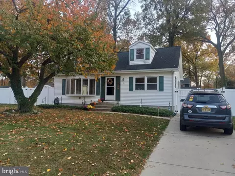 15 18th St, Burlington, NJ 08016