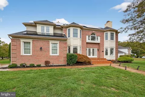 5 Hilltop Dr, Mount Laurel, NJ 08054