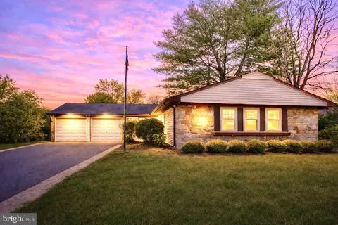 81 Gardenbrook Ln, Willingboro, NJ 08046