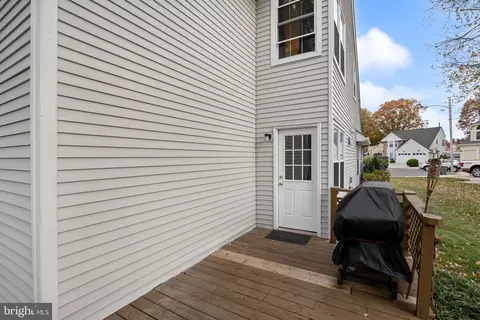 Exterior - 5 Hampton Ct, Mount Laurel, NJ 08054 photo 8 of 9