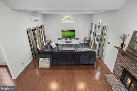 Entry Way - 5 Hampton Ct, Mount Laurel, NJ 08054 photo 6 of 8