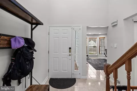 Entry Way - 5 Hampton Ct, Mount Laurel, NJ 08054 photo 2 of 8