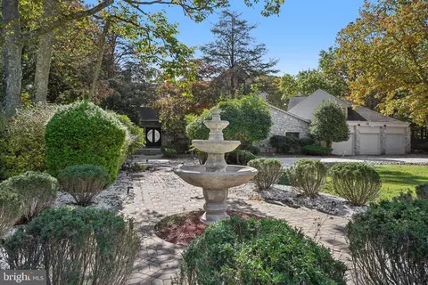 12 N Country Lakes Dr, Marlton, NJ 08053
