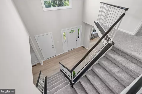 Entry Way - 5 E Coach Ln, Mount Laurel, NJ 08054 photo 4 of 6