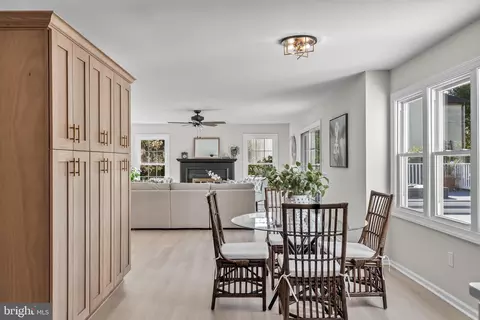 Entry Way - 5 E Coach Ln, Mount Laurel, NJ 08054 photo 6 of 6