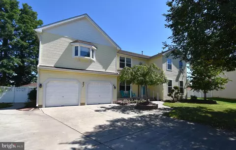 7 Cindy Ct, Burlington, NJ 08016