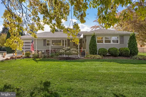 8 Linden Ave, Riverton, NJ 08077