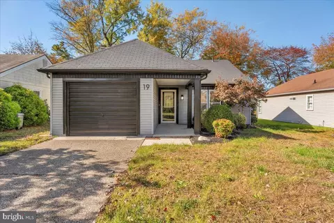 19 Dunstable Rd, Southampton, NJ 08088