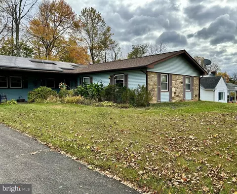 31 Traynor Ln, Willingboro, NJ 08046