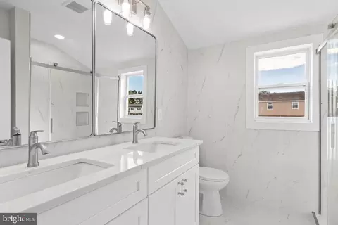 Entry Way - 208 Regency Rd, Beverly, NJ 08010 photo 3 of 4