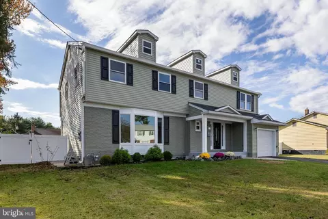 Exterior - 208 Regency Rd, Beverly, NJ 08010 photo 2 of 4