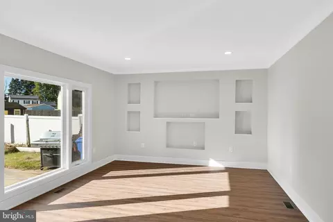 Living - 208 Regency Rd, Beverly, NJ 08010 photo 3 of 4