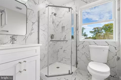 Bath - 208 Regency Rd, Beverly, NJ 08010 photo 2 of 3