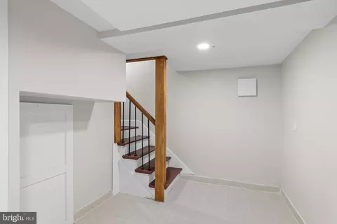 Entry Way - 208 Regency Rd, Beverly, NJ 08010 photo 4 of 4