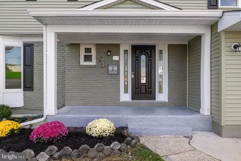 Exterior - 208 Regency Rd, Beverly, NJ 08010 photo 3 of 4