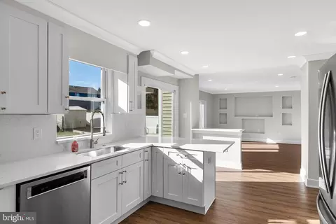 Entry Way - 208 Regency Rd, Beverly, NJ 08010 photo 2 of 4