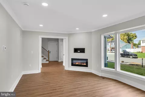 Living - 208 Regency Rd, Beverly, NJ 08010 photo 2 of 4