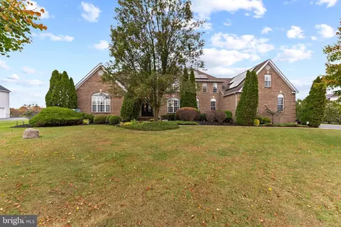 8 Sherwood Ln, Columbus, NJ 08022