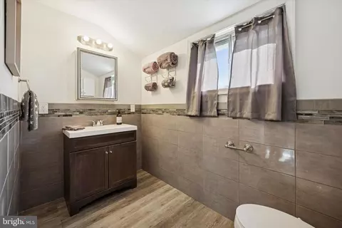 Bath - 702 Cedar St, Riverton, NJ 08077 photo 3 of 3