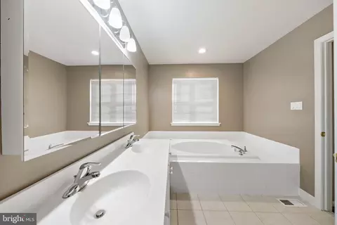 Entry Way - 2 Watson Dr, Mount Laurel, NJ 08054 photo 4 of 5