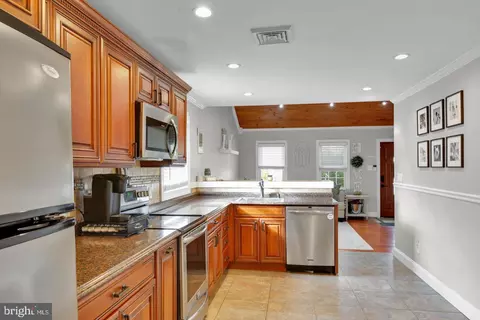 Entry Way - 306 E Rudderow Ave, Maple Shade, NJ 08052 photo 6 of 7
