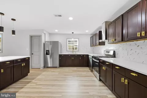 233 Chestnut St, Mount Holly, NJ 08060