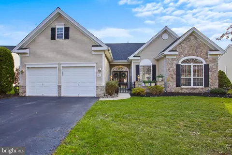 25 Ellington Dr, Columbus, NJ 08022