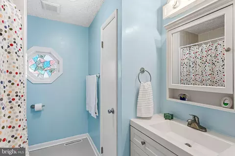 Bath - 43 Woodside Dr, Tabernacle, NJ 08088 photo 1 of 2