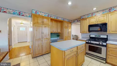 Entry Way - 213 Wayne Dr, Cinnaminson, NJ 08077 photo 2 of 5