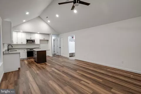 48 Pine St, Beverly, NJ 08010 photo 4