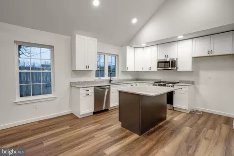 48 Pine St, Beverly, NJ 08010