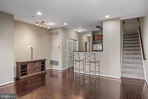 Living - 5 River Ln, Delanco, NJ 08075 photo 1 of 2