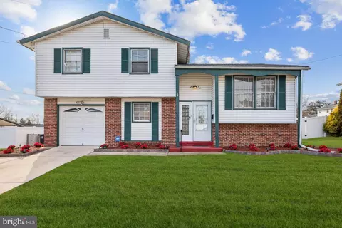 2211 Chestnut Hill Dr, Cinnaminson, NJ 08077