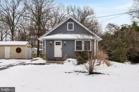 28 Oregon Ave, Mount Laurel, NJ 08054