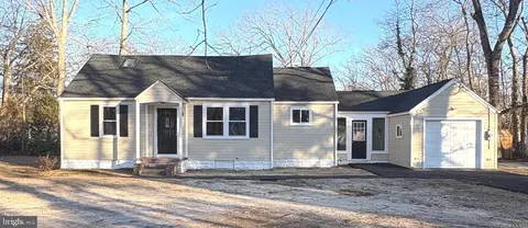 4 W Lakeshore Dr, Browns Mills, NJ 08015
