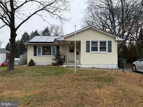 221 W 3rd St, Palmyra, NJ 08065