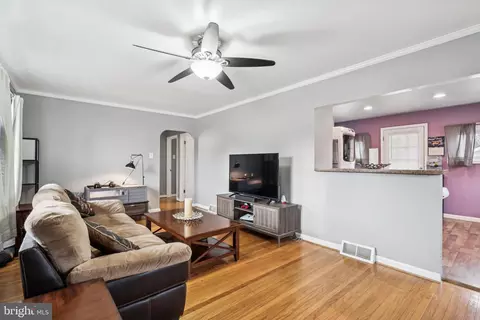 Entry Way - 207 Bailey Ave, Maple Shade, NJ 08052 photo 1 of 7