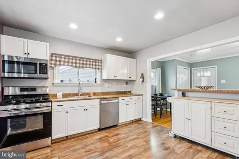 Entry Way - 207 Bailey Ave, Maple Shade, NJ 08052 photo 4 of 7