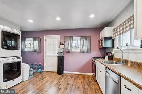 Entry Way - 207 Bailey Ave, Maple Shade, NJ 08052 photo 2 of 7