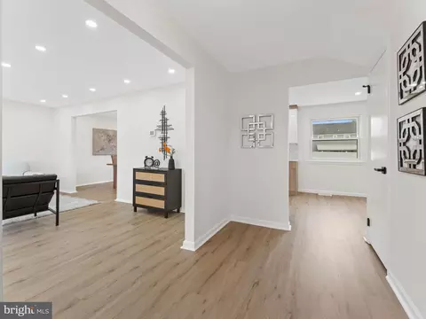 Entry Way - 98 Red Stone Rdg, Delran, NJ 08075 photo 1 of 2