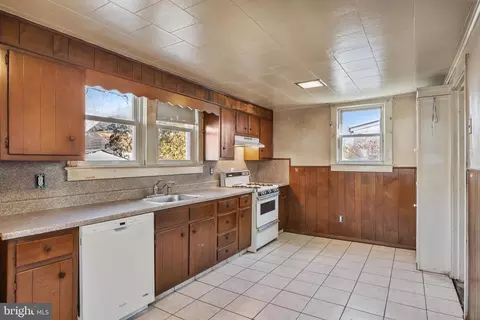 Kitchen - 319 Taylor St, Riverside, NJ 08075 photo 2 of 3