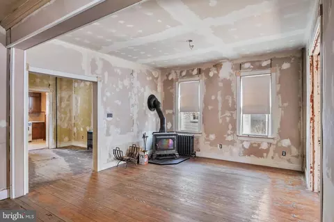 Living - 319 Taylor St, Riverside, NJ 08075 photo 1 of 2