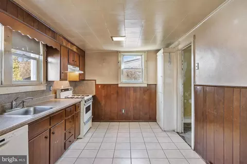 Kitchen - 319 Taylor St, Riverside, NJ 08075 photo 3 of 3