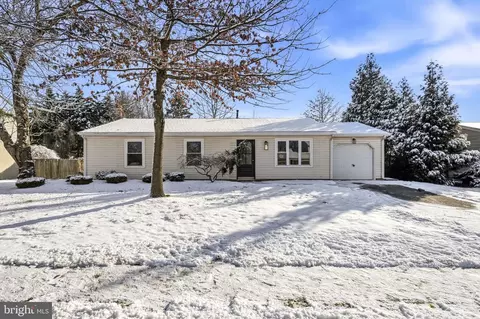 8 Greenbrook Dr, Marlton, NJ 08053